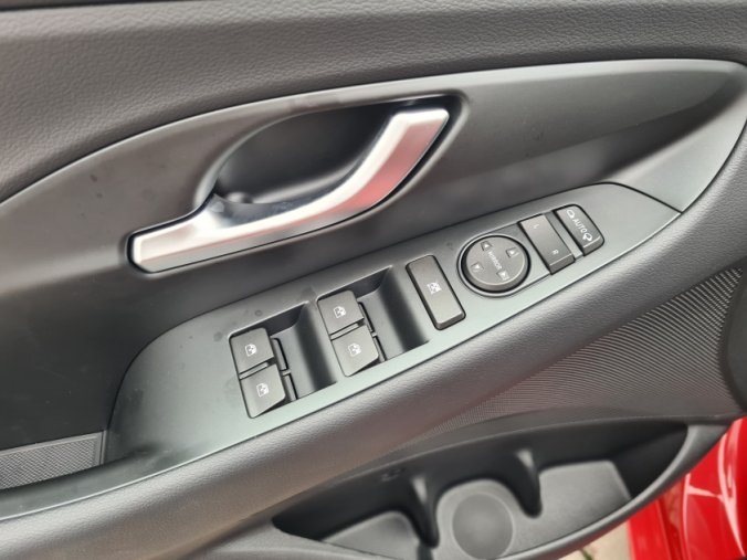 Hyundai i30, 1,0 T-GDI 88 kW MT, barva červená