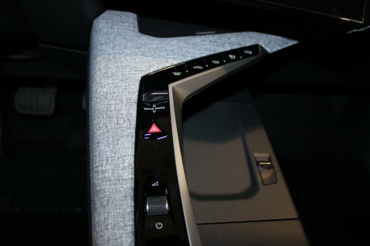 Peugeot 3008, Peugeot 3008 ALLURE Hybrid 136 e-DCS6, barva modrá
