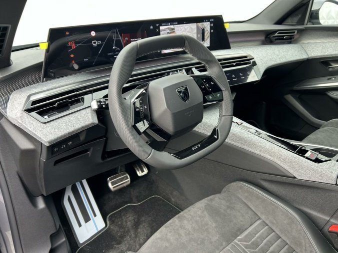 Peugeot 5008, Peugeot 5008 GT Hybrid 145 e-DCS6, barva stříbrná