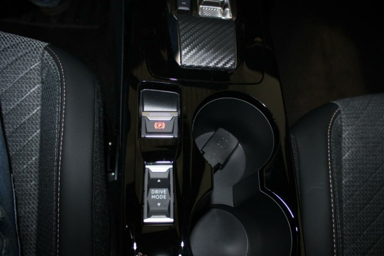 Peugeot 2008, Peugeot 2008 ALLURE Hybrid 136 e-DCS6, barva šedá