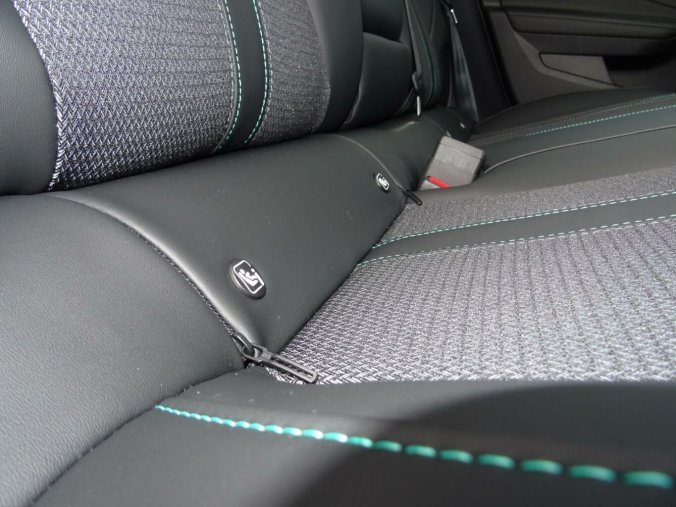 Peugeot 408, Peugeot 408 ALLURE Hybrid 145k e-DCS6, barva šedá