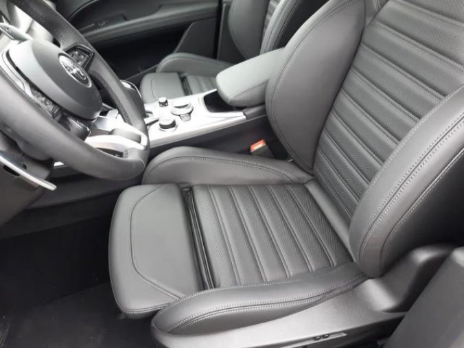 Alfa Romeo Stelvio, Veloce 4x4 2,0 280PS, barva modrá