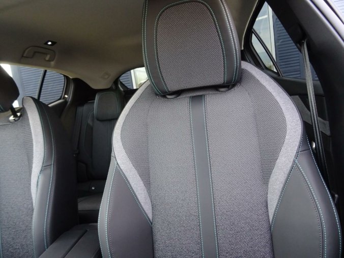 Peugeot 408, Peugeot 408 ALLURE Hybrid 145k e-DCS6, barva šedá