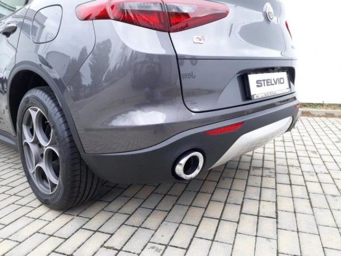 Alfa Romeo Stelvio, 2.0 200PS Super benzín 4x4 AT, barva šedá