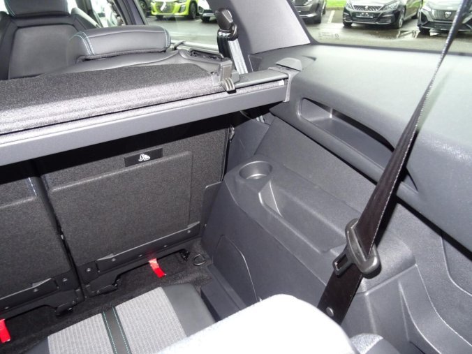 Peugeot 5008, Peugeot 5008 ALLURE BlueHDi 130k EAT8, barva stříbrná