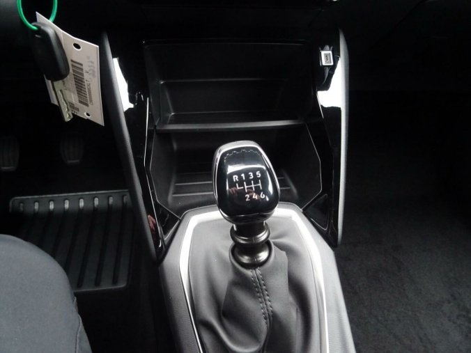 Peugeot 2008, Peugeot 2008 STYLE PureTech 100k MAN6, barva stříbrná