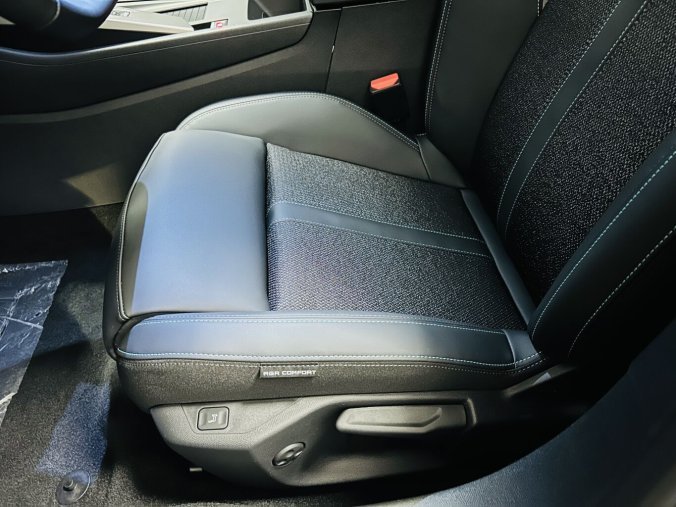 Peugeot 408, Peugeot 408 ALLURE Hybrid 145 e-DCS6, barva černá