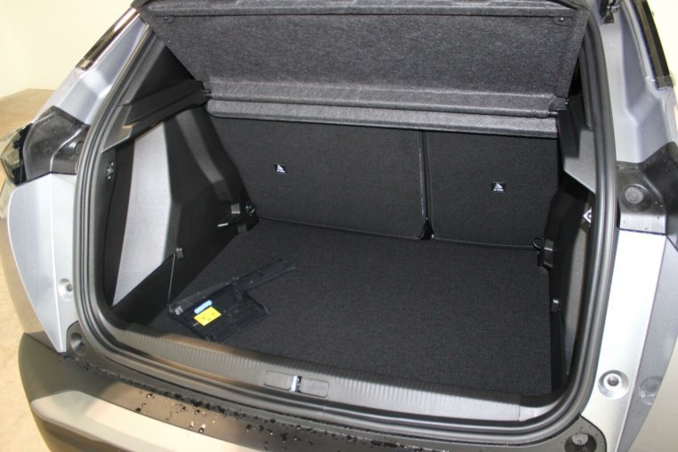 Peugeot 2008, Peugeot 2008 ALLURE Hybrid 136 e-DCS6, barva stříbrná