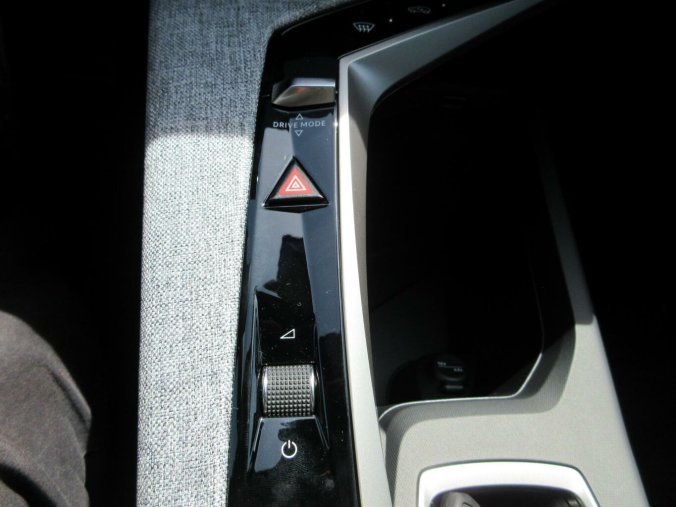 Peugeot 5008, Peugeot 5008 ALLURE Hybrid 145 e-DCS6, barva bílá