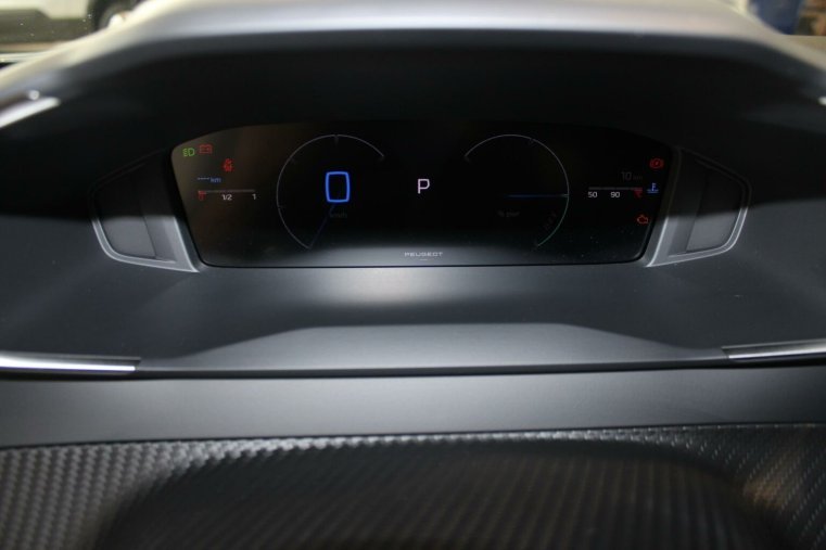 Peugeot 2008, Peugeot 2008 ALLURE Hybrid 136 e-DCS6, barva stříbrná
