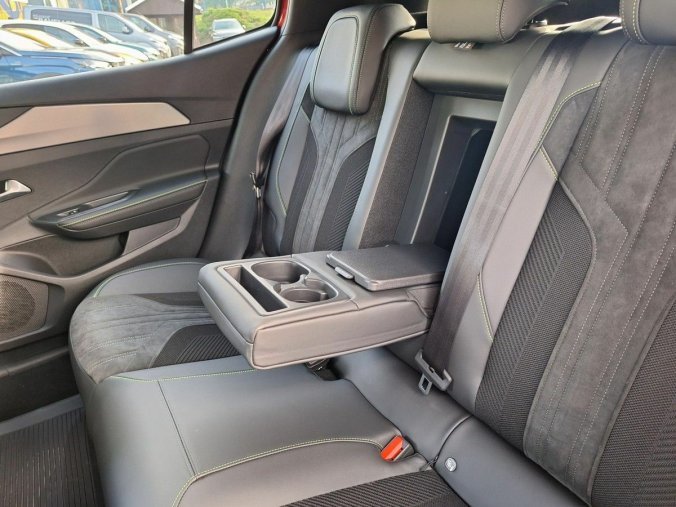 Peugeot 408, Peugeot 408 GT Hybrid 145 e-DCS6, barva červená