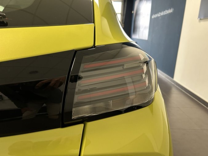 Peugeot 208, Peugeot 208 STYLE Elektromotor 100 kW / 136 k (Baterie 50 kWh), barva žlutá