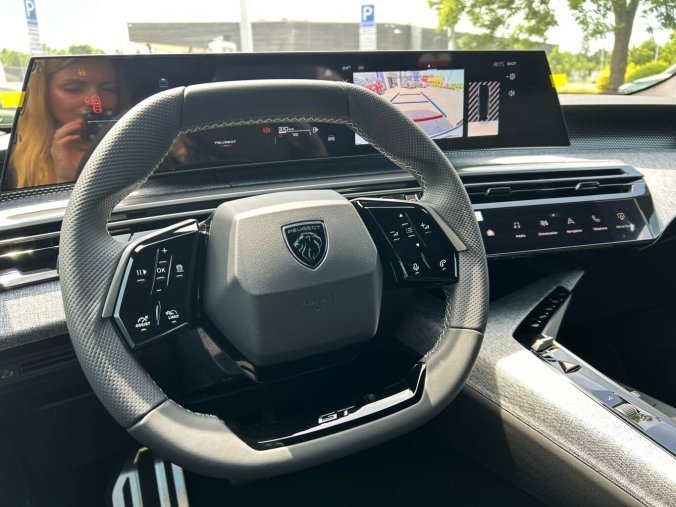 Peugeot 5008, Peugeot 5008 GT Hybrid 145 e-DCS6, barva šedá