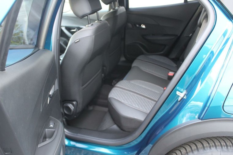 Peugeot 2008, Peugeot 2008 ALLURE Hybrid 145 e-DCS6, barva modrá
