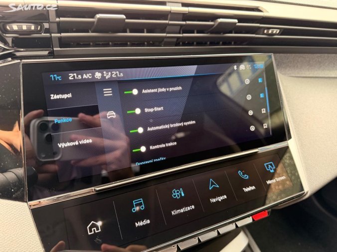 Peugeot 408, Peugeot 408 ALLURE Hybrid 145 e-DCS6, barva bílá