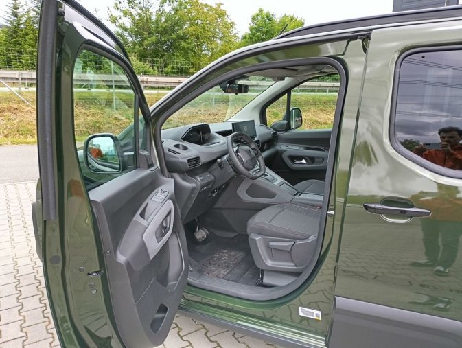 Peugeot Rifter, Peugeot Rifter LONG ALLURE BlueHDi 130 S&S EA, barva zelená