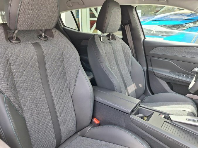 Peugeot 408, Peugeot 408 ALLURE Hybrid 145 e-DCS6, barva modrá