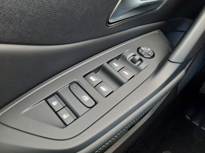 Peugeot 408, Peugeot 408 ALLURE Hybrid 145 e-DCS6, barva červená