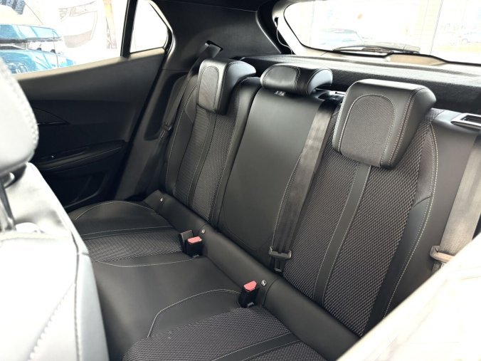 Peugeot 2008, Peugeot 2008 GT HYBRID 136k, Automat, barva černá