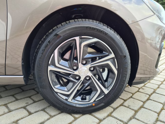 Hyundai i30, 1,5i 81 kW MT, barva bronzová