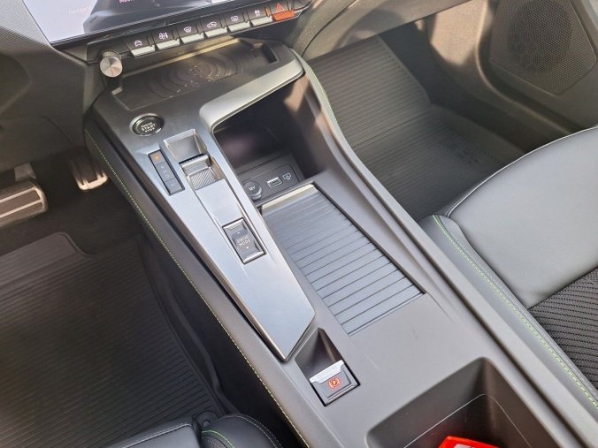 Peugeot 408, Peugeot 408 GT Hybrid 145 e-DCS6, barva červená