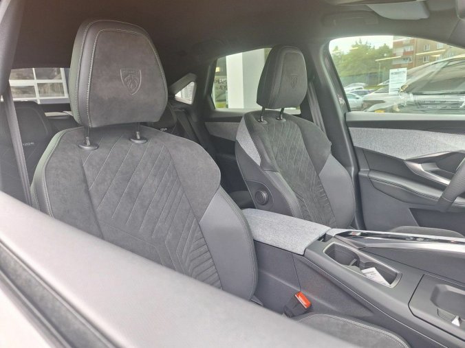 Peugeot 3008, Peugeot 3008 GT Hybrid 136 e-DCS6, barva šedá