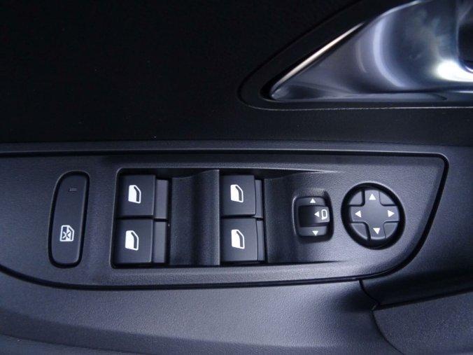Peugeot 2008, Peugeot 2008 ALLURE Hybrid 145k e-DCS6, barva stříbrná