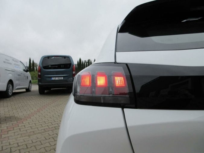 Peugeot 208, Peugeot 208 ACTIVE PACK 1.2 PureTech 75 S&, barva bílá