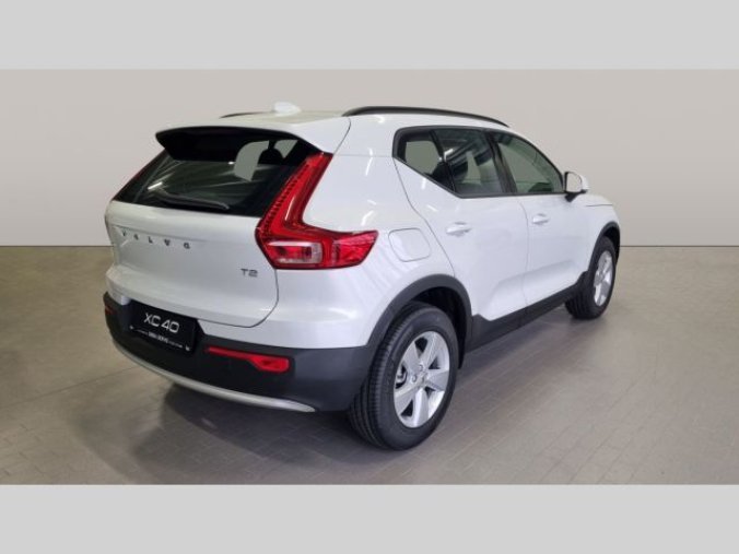 Volvo XC40, T2 1.5L 129 HP AT8 FWD CORE, barva bílá