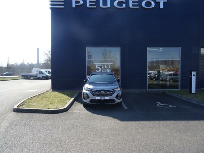 Peugeot 2008, Peugeot 2008 ALLURE Hybrid 145k e-DCS6, barva stříbrná