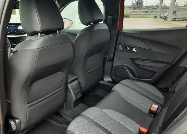 Peugeot 2008, Peugeot 2008 ALLURE Hybrid 145 e-DCS6, barva modrá