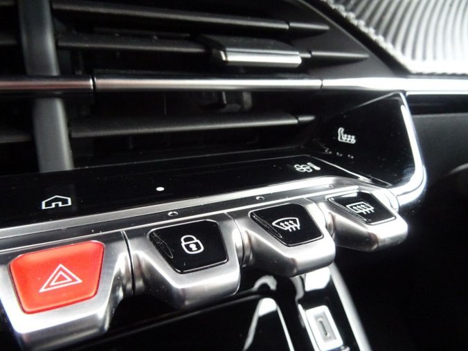 Peugeot 2008, Peugeot 2008 ALLURE Hybrid 145k e-DCS6, barva šedá
