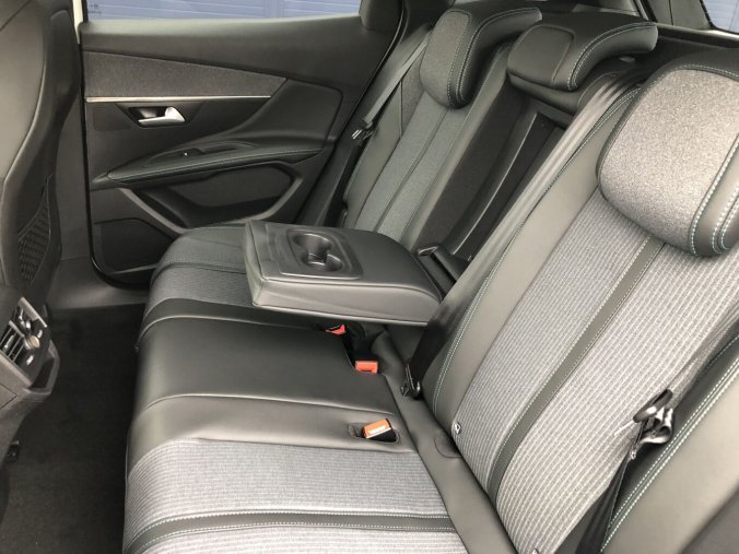 Peugeot 3008, Allure 1.2 PureTech 130 S&S MAN6, barva modrá