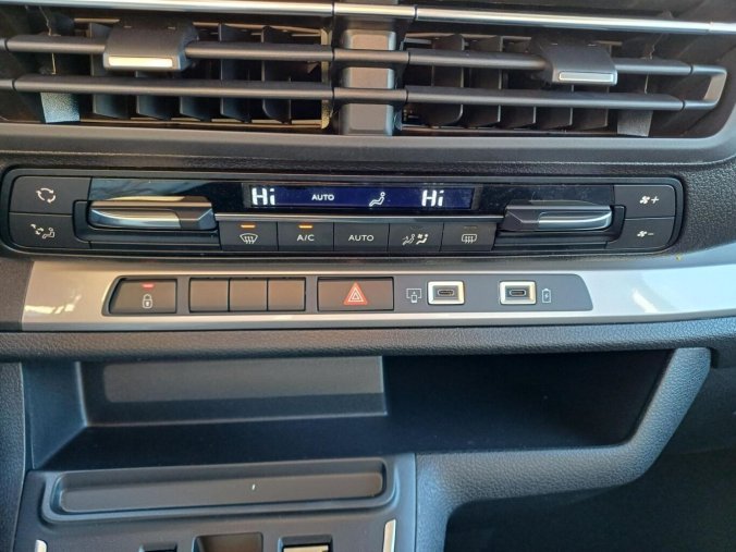 Peugeot Traveller, Peugeot Traveller Active L2 2.2 BlueHDi 150 MAN, barva zelená