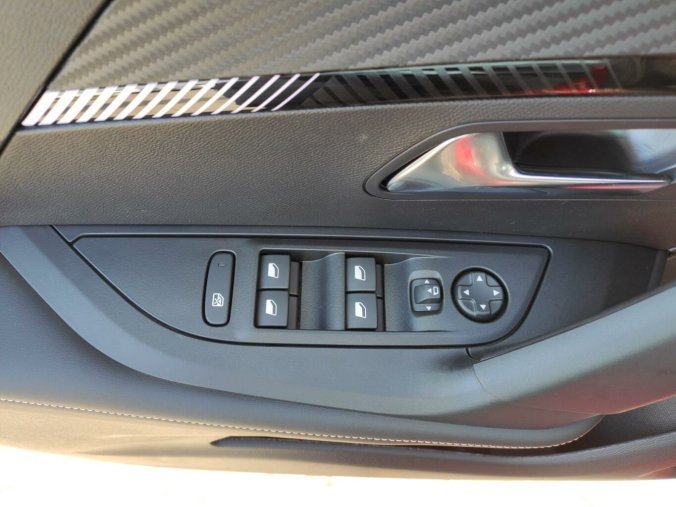 Peugeot 2008, Peugeot 2008 ALLURE 1.2 136k HY AUTOMAT, barva červená
