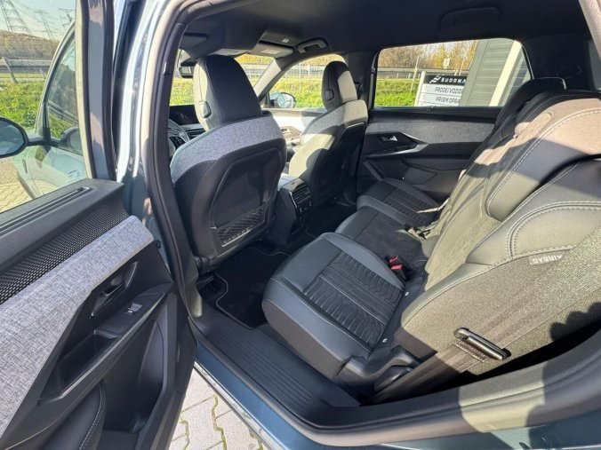 Peugeot 5008, Peugeot 5008 GT Elektromotor 157 kW / 210 k, barva modrá