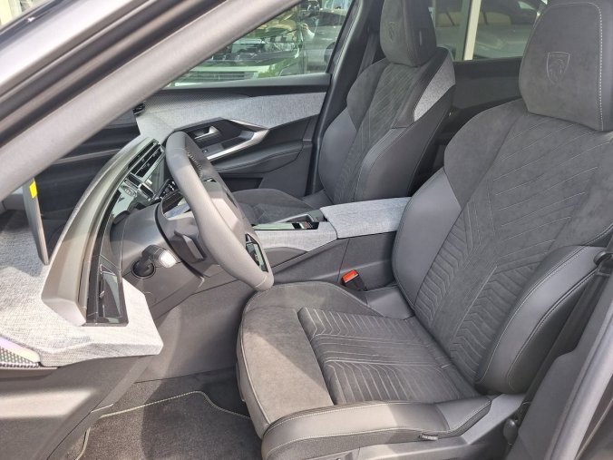 Peugeot 5008, Peugeot 5008 GT Hybrid 145 e-DCS6, barva šedá