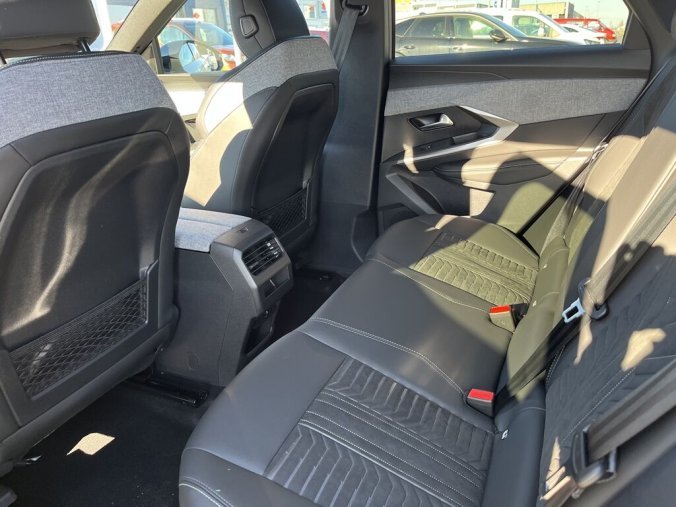 Peugeot 3008, Peugeot 3008 GT Hybrid 136 e-DCS6, barva bílá
