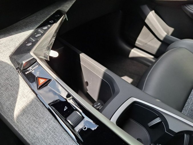 Peugeot 5008, Peugeot 5008 ALLURE Hybrid 145 e-DCS6, barva šedá