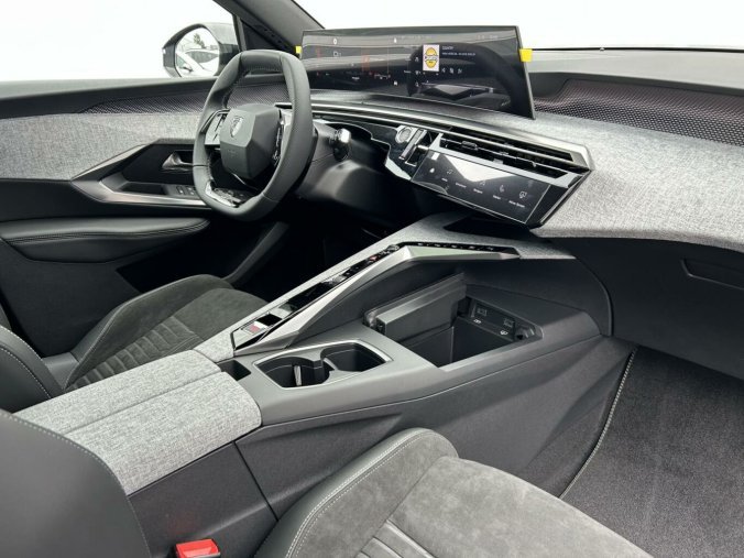 Peugeot 5008, Peugeot 5008 GT Hybrid 145 e-DCS6, barva stříbrná