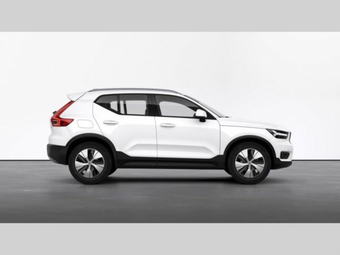 Volvo XC40, T3 1.5L 163 HP MOMENTUM PRO AT, barva bílá