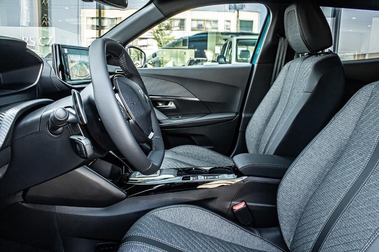 Peugeot 2008, Peugeot 2008 1,2 ALLURE Hybrid 145 e-DCS6, barva oranžová