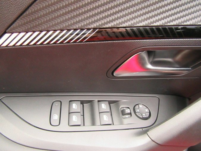 Peugeot 2008, Peugeot 2008 2008 ALLURE  130  EAT8, barva modrá