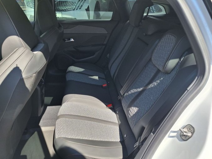 Peugeot 308, Peugeot 308 SW ALLURE Hybrid 145 e-DCS6, barva bílá