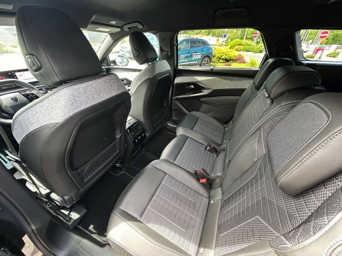 Peugeot 5008, Peugeot 5008 GT Hybrid 145 e-DCS6, barva šedá