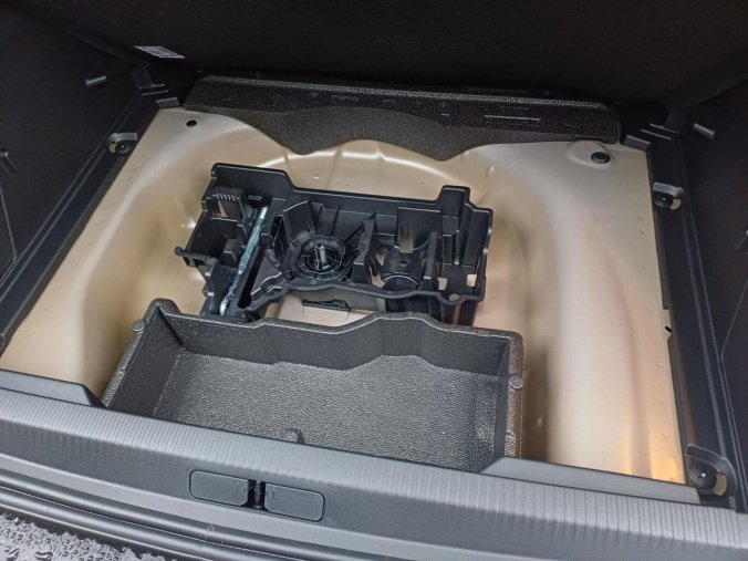 Peugeot 2008, Peugeot 2008 STYLE Hybrid 110 e-DCS6, barva šedá