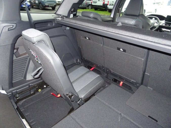 Peugeot 5008, Peugeot 5008 ALLURE BlueHDi 130k EAT8, barva stříbrná