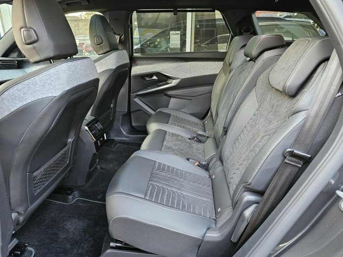 Peugeot 5008, Peugeot 5008 GT Hybrid 136 e-DCS6, barva šedá