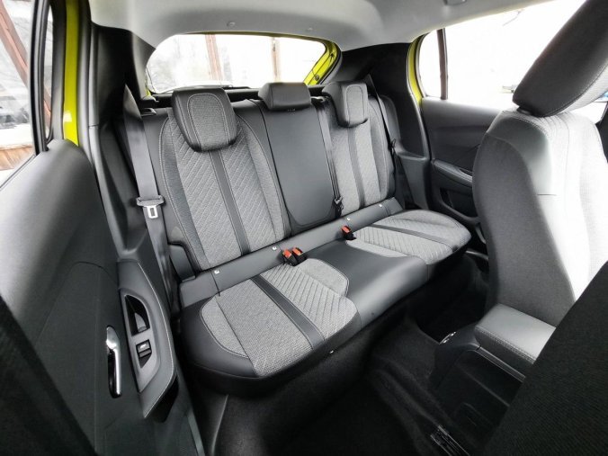 Peugeot 208, Peugeot 208 STYLE 1,2 TURBO 100k M6, barva žlutá