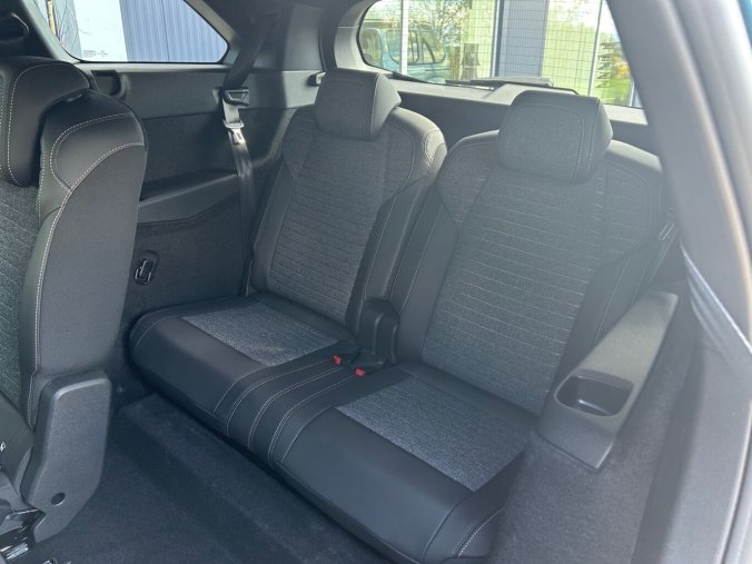 Peugeot 5008, Peugeot 5008 ALLURE Hybrid 145 e-DCS6, barva modrá